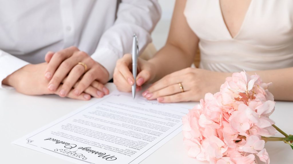 Legal requirements for getting married in Florida. Know marriage licenses, waiting periods, officiants, and boat or sandbar weddings.